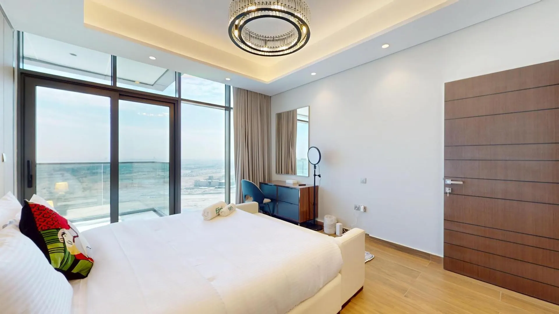 شقة Fam Living - Nobles Tower Retreat With Stunning Meydan Views دبي
